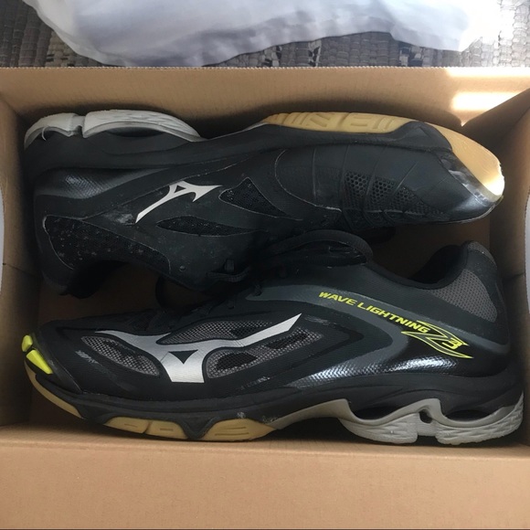 mizuno wave lightning volleyball shoes